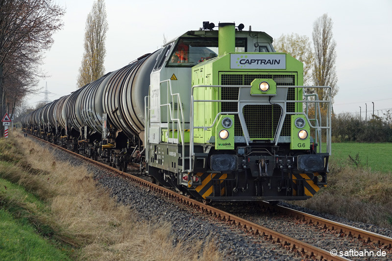 Hinter Großzöberitz hat 650 093 den Ethanolzug wieder in Schwung gebracht, nachdem ein Bahnübergang nur mit Schrittgeschwindigkeit befahren werden musste.
