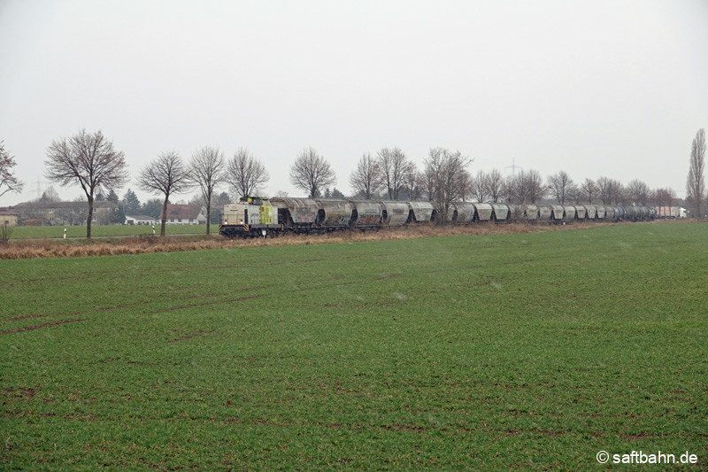 Bei aufkommendem Schneegriesel konnte der Zug zwischen Großzöberitz und Heideloh auf halber Strecke aufgenommen werden.