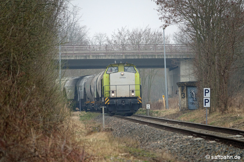 Auch die leeren Getreideganzzüge verkehren stehts in 2 Etappen: Lok V141 aus Zörbig steuert dem Ziel Bitterfeld Nord entgegen. Am Haken hat sie 14 Agrowaggons.