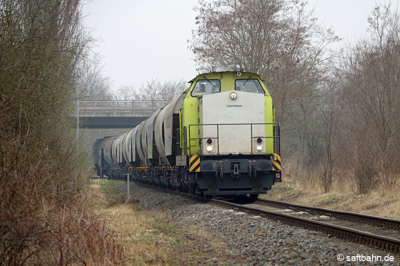Auch die leeren Getreideganzzüge verkehren stehts in 2 Etappen: Lok V141 aus Zörbig steuert dem Ziel Bitterfeld Nord entgegen.