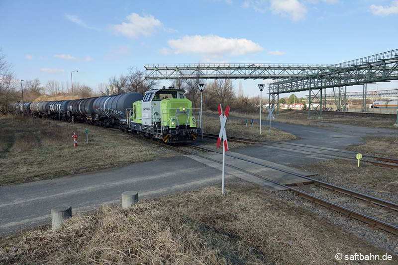 Aufwendig müssen die Saftbahn-Züge in Bitterfeld rangiert werden: 650 093 zieht den Leerethanoler vom Areal E (Bitterfeld Süd) nach Bitterfeld Nord und wird im Rahmen eines Richtungswechsels auf das Saftbahn-Gleis (Bild: rechts außen) umsetzen.