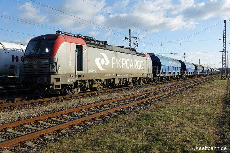 Übergabe- und Umspannbahnhof zugleich: In Bitterfeld werden die Züge der Saftbahn stehts zwischen den Bahnunternehmen übergeben. 193 514 der PKP Cargo übernimmt am Nachmittag den Leergetreidezug zur Weiterfahrt.