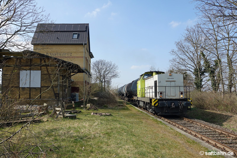 Großzöberitz am 28.03.2022: Mit einer Kesselwagengruppe und leeren Schüttgutwagen befindet sich die Bedienfahrt aus Zörbig kommend auf dem Rückweg nach Bitterfeld Nord.
