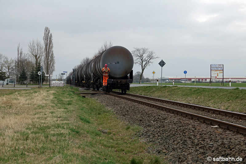 Großzöberitz|29.03.2022: Mangels Umfahrungsgleise in Zörbig wird stehts ab Bitterfeld geschoben. Der Lokrangierführer steuert mit einer Funkfernsteuerung die am Schluß laufende Lokomotive. 