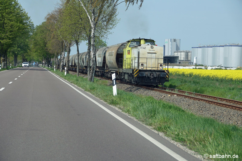 Kurz vor der Ankunft in Zörbig: Lok V142 wird in wenigen Augenblicken den Getreidezug an abgestellte Kesselwagen heranfahren, welche stehts auf dem Streckengleis stehen.