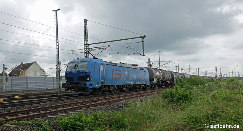 Einem im Bahnhof Bitterfeld bereitgestellten Leerethanolkessel, zieht die Northrail-Mietlok 192 013 der Leipziger Eisenbahngesellschaft gen Norden.