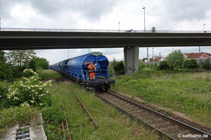 Bereitstellung des 2.Wagenzugteils: Von einem Abstellgleis kommend, wird der Leergetreidezug auf dem Bahnhof komplettiert.