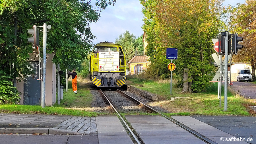 Halt vor Bahnübergang: Wegen defekter Einschaltschleife durch Kabeldiebstahl, muss in Sandersdorf das Bahnpersonal die Bahnübergansgtechnik manuell per Schlüssel einschalten. 