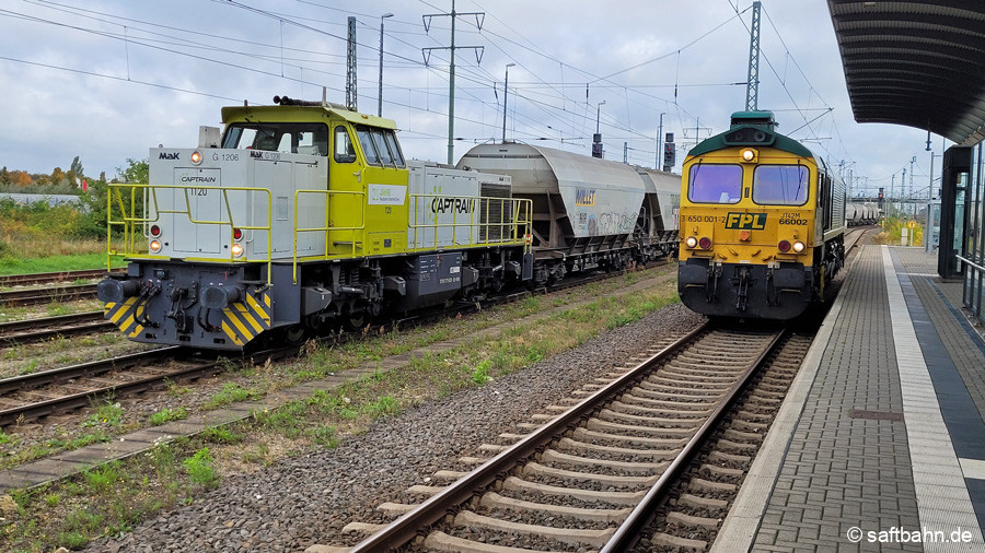 Nach der Zugzusammenstellung fährt die G1206 auf den Bahnhof Bitterfeld ein, um ihn dort an die Freightliner-Lok 650 001 zu übergeben.