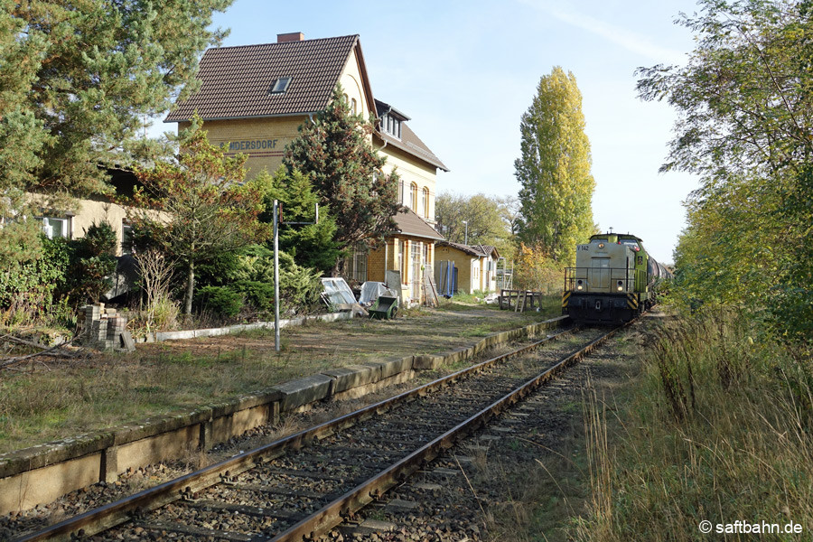Am restaurierten Empfangsgebäude von Sandersdorf, befindet sich die Bedienfahrt auf Durchfahrt im einstigen Zugkreuzungsbahnhof.