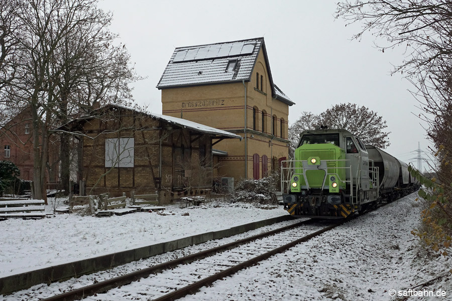Gleicher Ort an anderer Stelle: Vorbei am Großzöberitzer Bahnhof, hat sie die leeren Getreidewagen aus Zörbig am Haken.