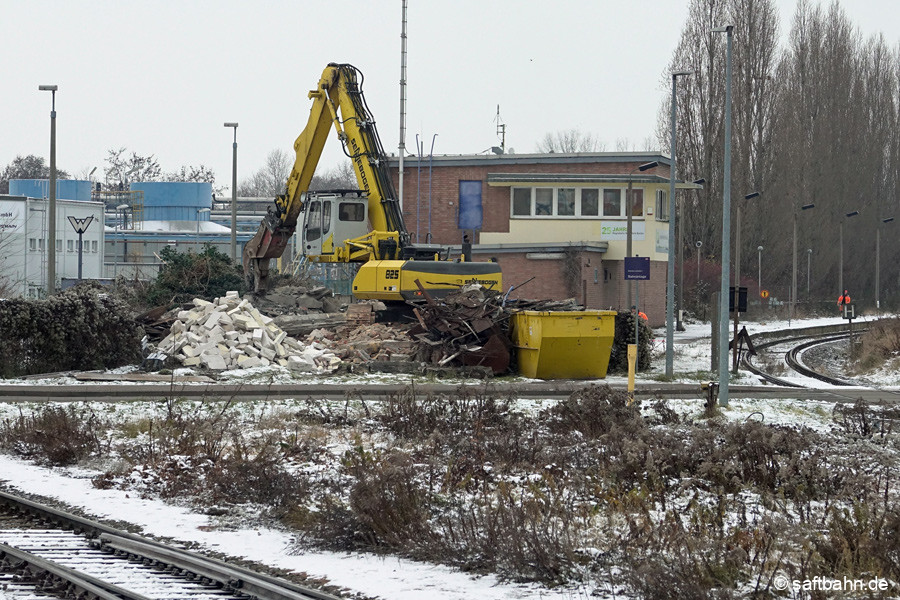 Am 14.12.2022 ist der Abriss erledigt; Metalle, Dachpappe und Bauschutt wird für den Abtransport separiert.