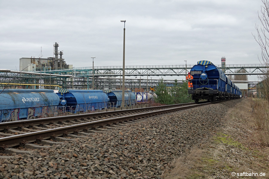 Nach Abstellung von 10 Getreidewagen im Rangierbahnhof Nord (links im Bild), befindet sich nach einem Gleiswechsel die schiebende V133 mit der rund 800 Tonnen Fracht in der 11 Promille  Richtung Sandersdorf. 
