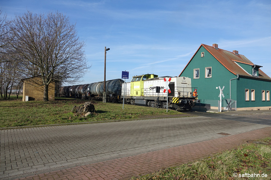 V141 in Heideloh am kritischen und unübersichtlichen Bahnübergang am einstigen Haltepunkt.