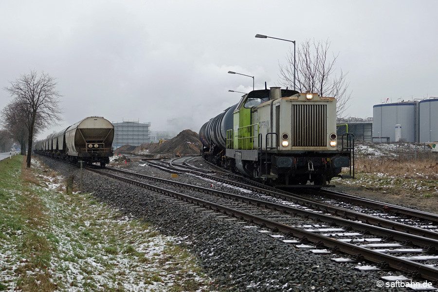 RBB-Lok V133 kam am späten Nachmittag auf die Strecke, um weitere Ethanolwagen nach Bitterfeld abzufahren.