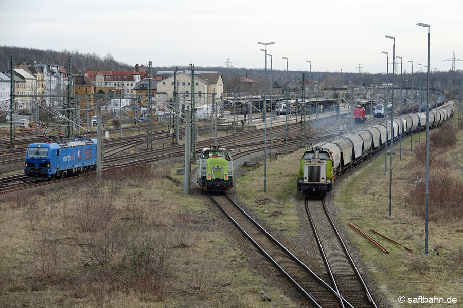Übernahme des Wagenzuges von Lok V133 in Bitterfeld aus Gleis 17. Lok G6 wartet um sich an den Zugschluss zu setzen. 