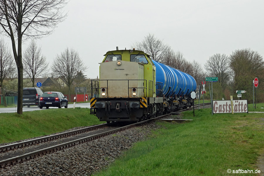 Mit einer kurzen Ethanolgruppe ist am 12.04.2023 Lok V141 in Großzöberitz nach Bitterfeld Nord unterwegs.