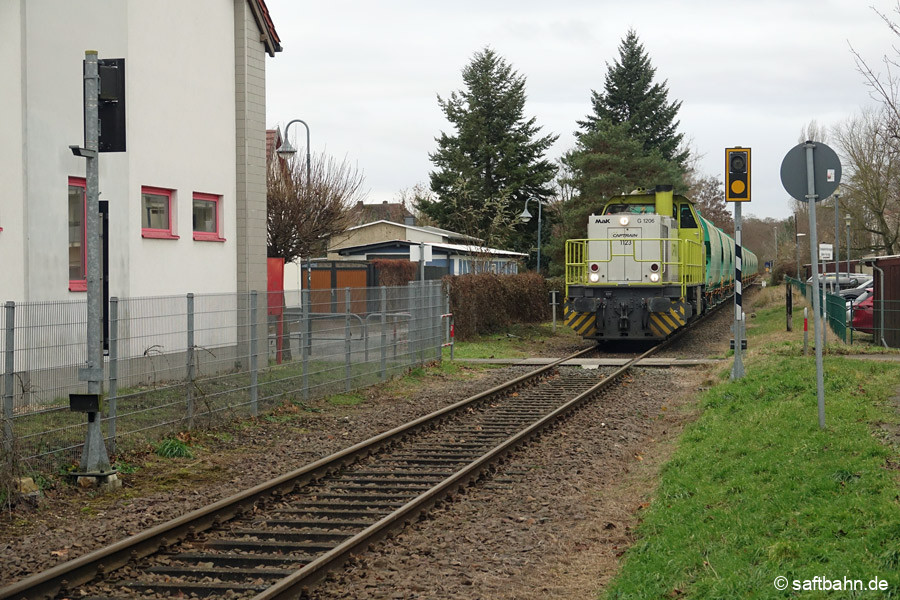 In Sandersdorf bremsen zwei örtliche Bahnübergänge den Bahnbetrieb aus. 275 120 ist in Langsamfahrt in der Ortschaft unterwegs.