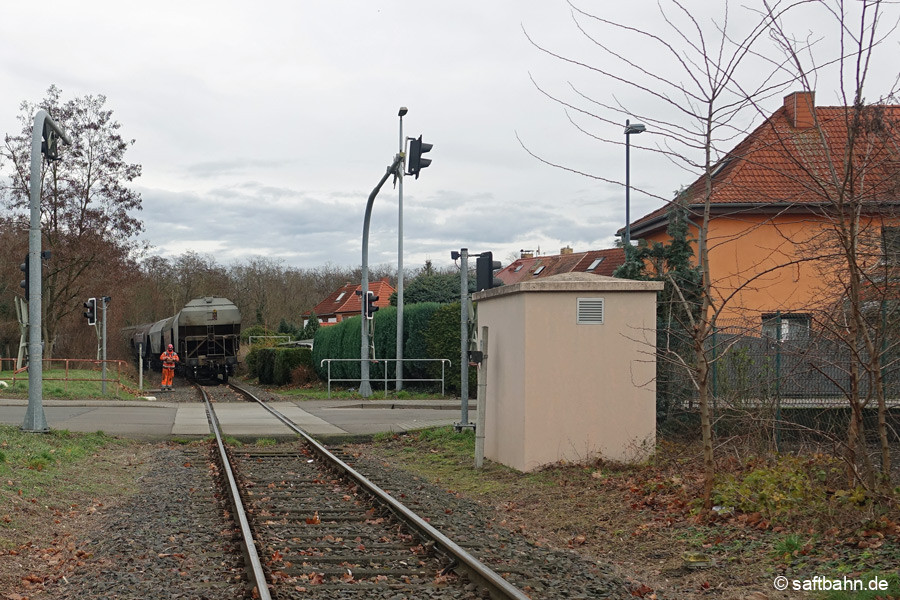 Auch am 31.12.23 gehörte die manuelle Sicherung der beiden Bahnübergänge in Sandersdorf zum Alltag. Nicht zeitgemäße Steuerungstechnik bremsen den Schienenverkehr hier aus. 