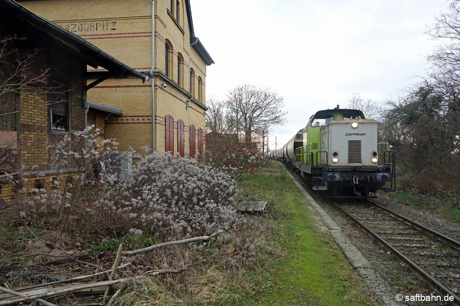 Letzte Fahrt am 31.12.23: V133 befindet sich in Großzöberitz auf dem Rückweg nach Bitterfeld und hat entladene Getreidewagen am Haken.