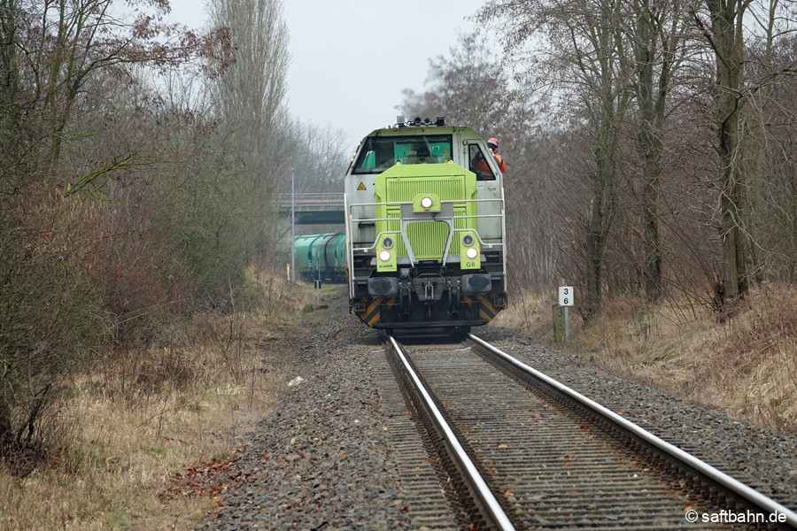 Eine aus dem Chemiepark Bitterfeld angeforderte Lok, schob den Zug bis Sandersdorf nach. Im Einsatz war eine G6/Vossloh der Captrain/Regiobahn Bitterfeld.