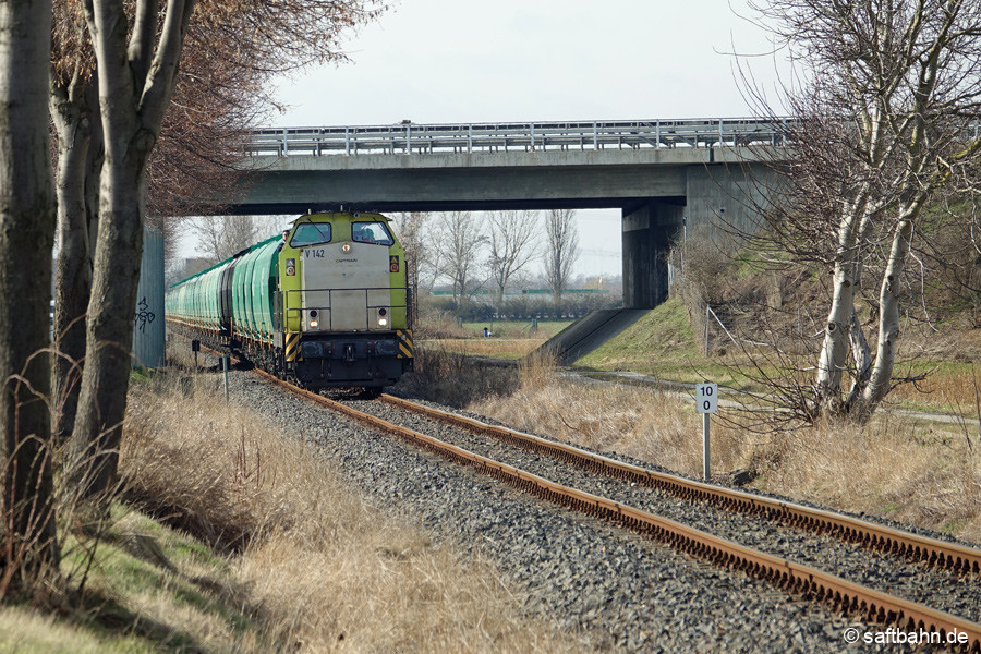 Unter der Autobahnbrücke der Autobahn 9 unmittelbar vor der Ortschaft Heideloh.