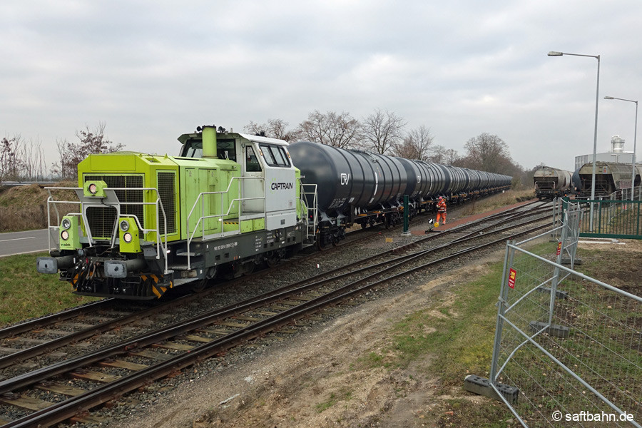 Die 15 werksneuen Waggons vom Wagenvermieter OnRail werden auf dem Streckenhauptgleis abgestellt. 