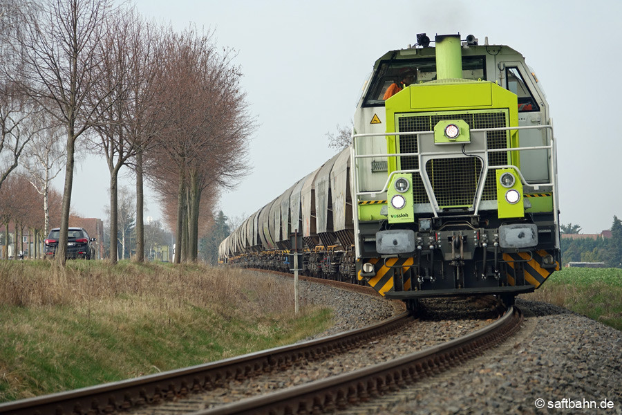 Hinter Heideloh ist die knapp 600 lange Leerwagenleine auf dem Rückweg gen Bitterfeld.