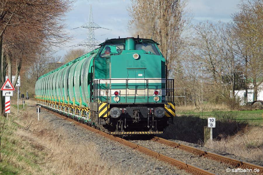 Grüne Lok-grüne Wagen: Zwischen Großzöberitz und Heideloh hat 293 501 nach Querung eines Bahnübergangs wieder Fahrt aufgenommen.