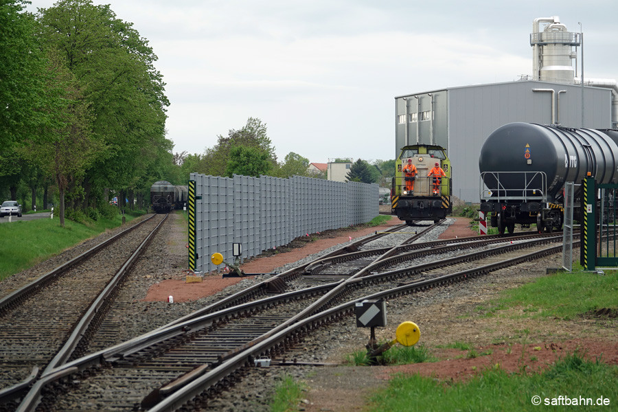 V142 hat die Getreidewagen auf dem Streckengleis (link) abgestellt und umfährt diesen über das freie Werksgleis der Verbio.