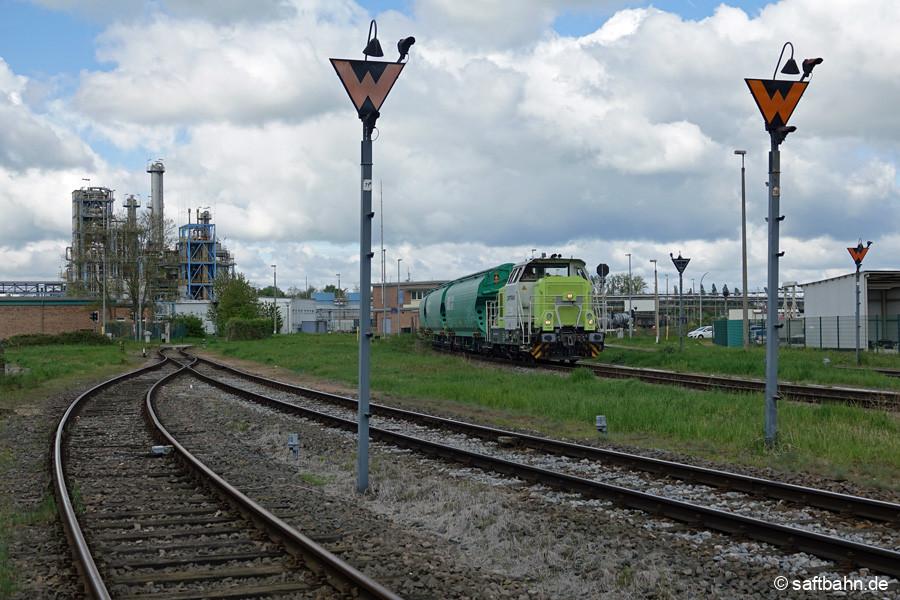 Ausfahrt aus Bitterfeld Nord: 650 093 wird nun vom Saftbahngleis auf das Gütergleis  wechseln.