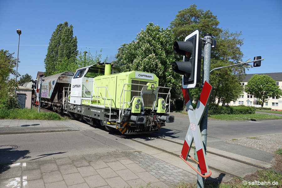 Nach kurzem Zwischenstop am Bahnübergang, beschleunigt 650 093 wieder.