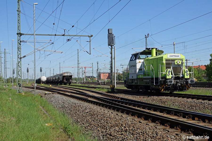 Abstellung zur Übergabe: Im Bahnhof Bitterfeld rückt die Lok <br>für das Umfahren vom Wagenzug ab.