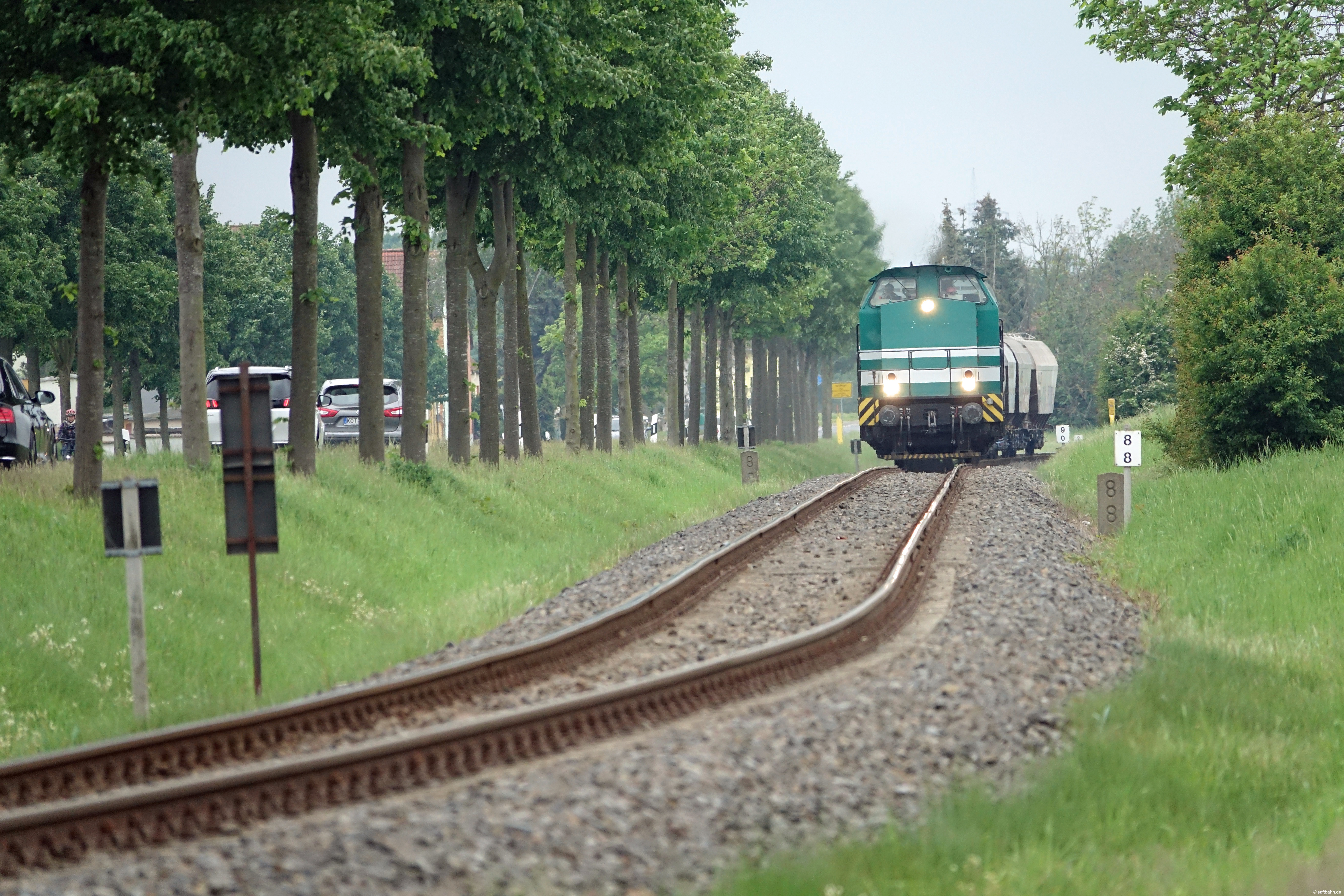 Mit dem Leerwagenpark aus Zörbig, hat 293 501 Heideloh hinter sich gelassen.