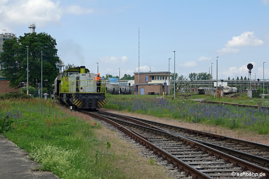 Aus der Zwischenabstellung zieht die G1206 eine Getreidewagengruppe und wird sie nach Gleiswechsel mit Wagen auf dem Saftbahnstammgleis (rechts im Bild) zusammenrangieren.