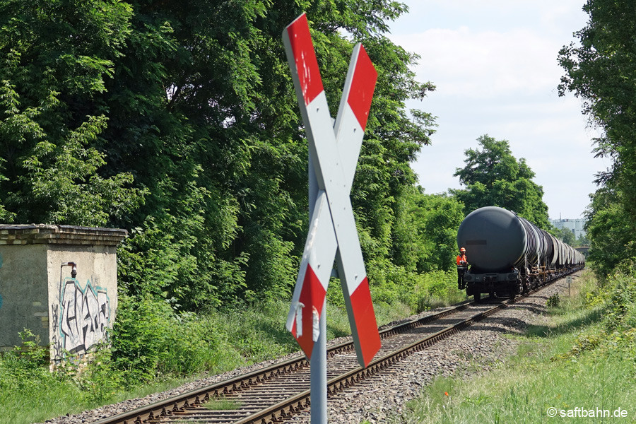 Nur im Schritttempo den Berg hinauf, bewegt sich die Schiebefahrt hinter Bitterfeld Nord.