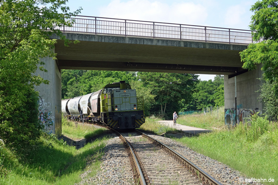 An der Straßenbrücke B183/184 steht die G1206.