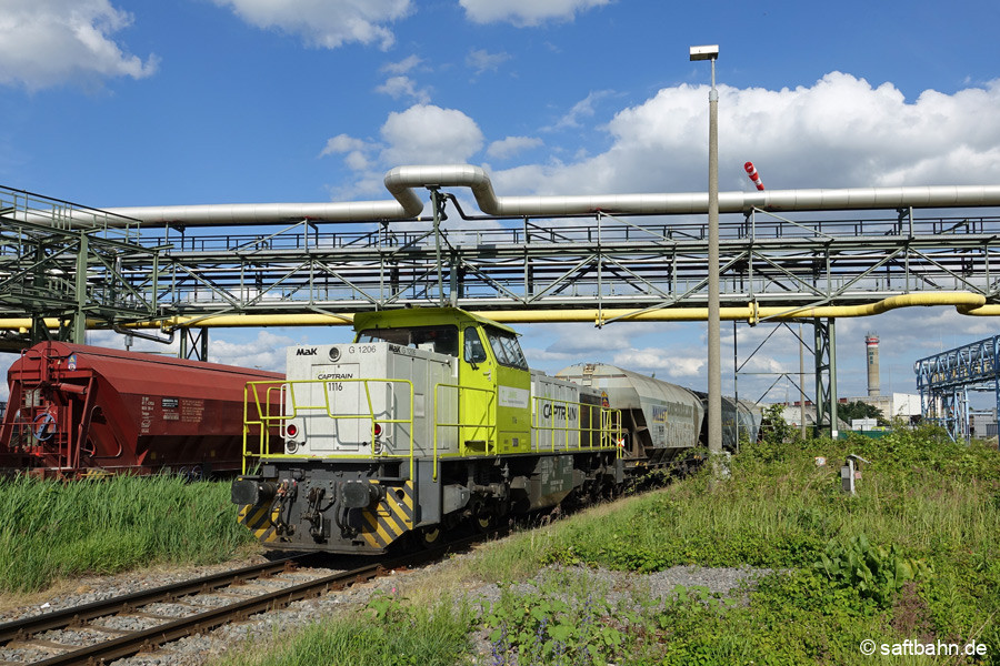 Abgestellter Getreidezug mit Lok 1116 in Bitterfeld Nord.