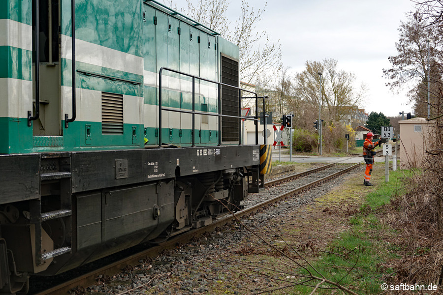 Am 16.03.2024 sichert der Lokführer per Schlüsselung den Übergang in der Bahnhofsstraße.