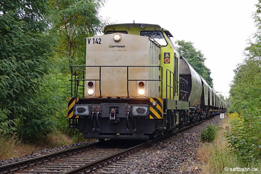 V142 wartet auf in der Steigung auf die G6, welche 12 Wagen nach Bitterfeld von hinten nach Bitterfeld zurückbrachte.