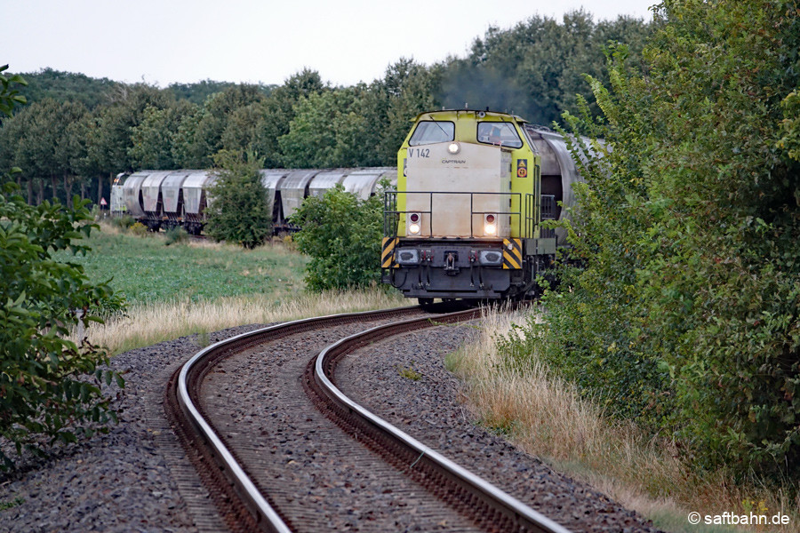 Vor Heideloh ist die Fuhre mit V142 an der Spitze und der Nachschiebe G6 (650 092)unterwegs.