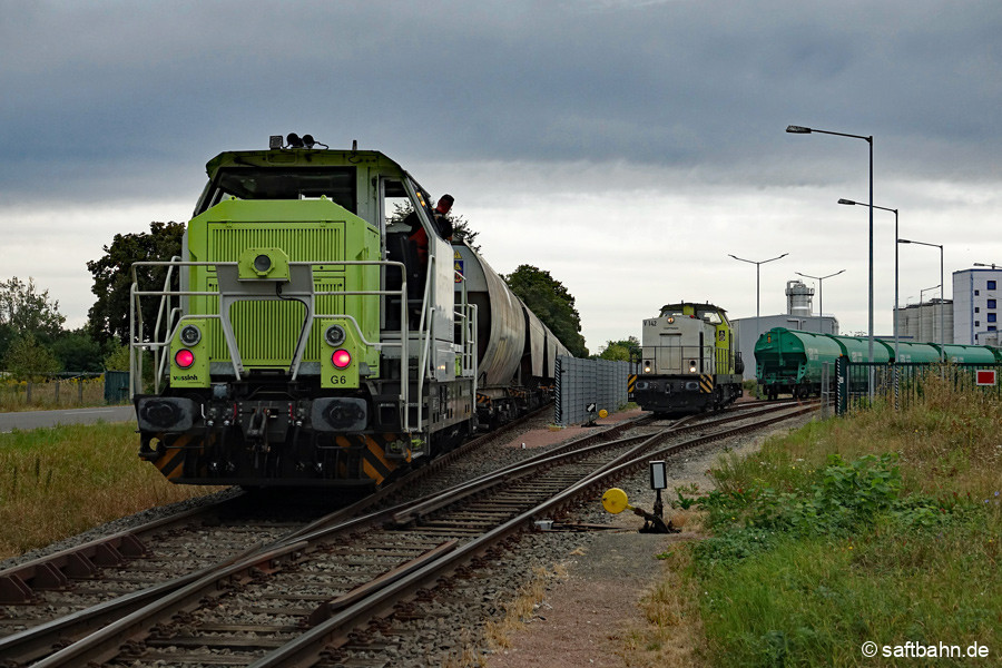 Die G 6 / 650 092 schiebt die 24 Wagen auf das Streckenübergabegleis.