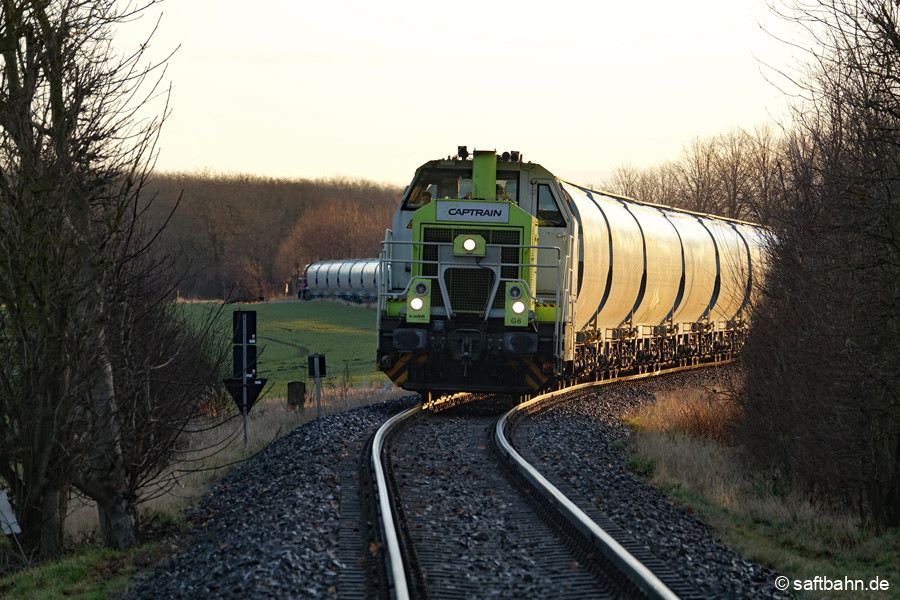 Im Schatten der Morgensonne, fährt 650 091 in Heideloh ein. Am Zugschluss zu erkennen ist 271 017.