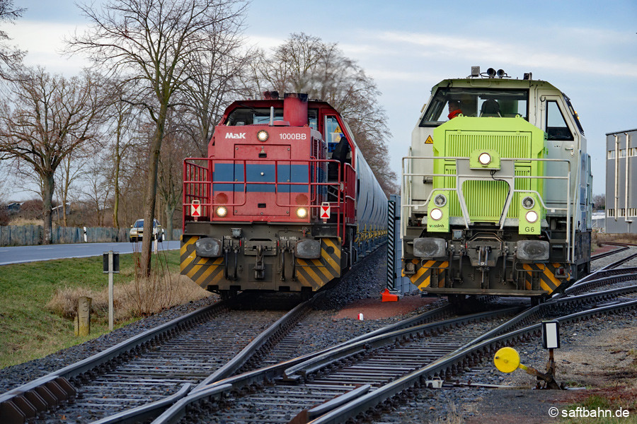 650 091 hat den Wagenzug umlaufen und fährt direkt nach Bitterfeld Nord zurück. 271 017 folgte ihr dann. 