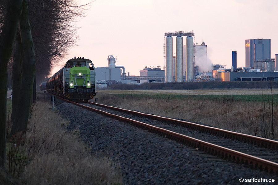 In der Abendsonne bei Zörbig: 650 091 ist mit dem rund 1.950 Tonnen Ethanolzug auf dem Streckengleis gen Großzöberitz unterwegs.