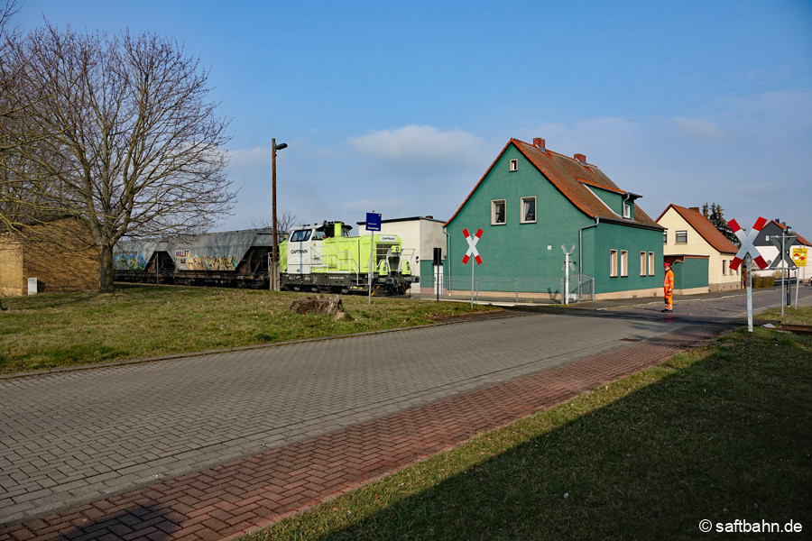 Gefahrenabwehr am unbeschrankten Bahnbergang in Heideloh.