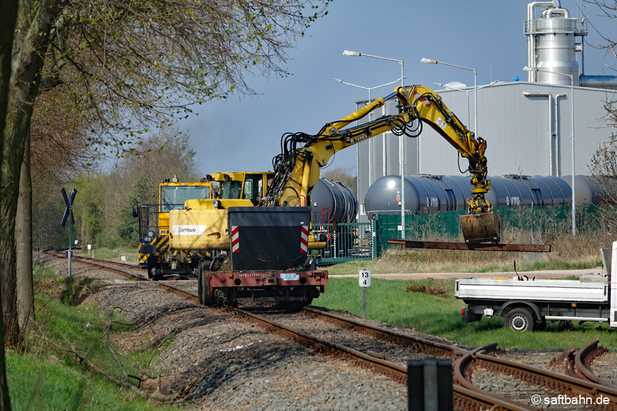 Einbauarbeiten am 14.04.25 mit einem Zweiwegebagger.