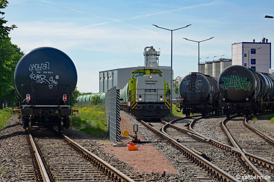 V142 hat den Leerkesselzug (links) aus dem Streckengleis abgestellt und übernimmt im Werk der Verbio den bereitgestellten-entladenen Futtergetreidezug.