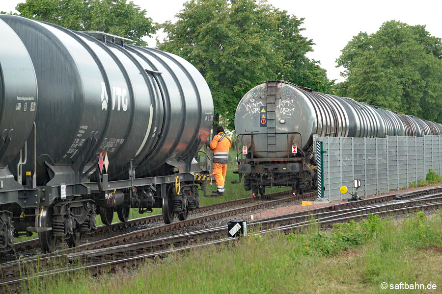 Zusammenrangieren der Leerkesselwagen.