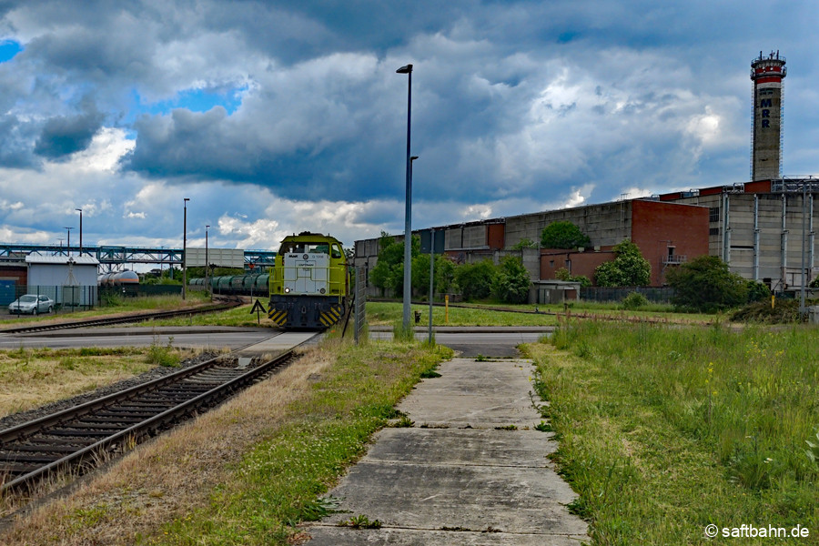 Vom Bahnhof Bitterfeld kommend, nimmt Lok 1120 mit ihrem rund 1600 Tonnen schweren Getreidezug  in Bitterfeld Nord schwung in Richtung Steigung.